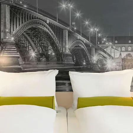 Super 8 By Wyndham Zollhafen מלון
