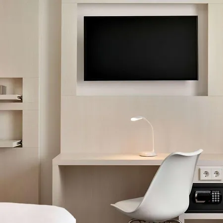 Super 8 By Wyndham Zollhafen Hotel