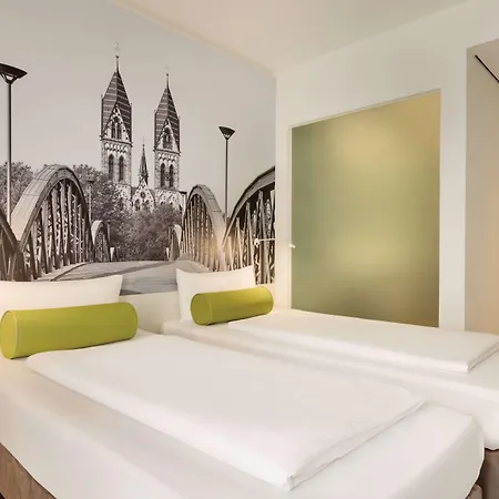 Super 8 By Wyndham Zollhafen 3*