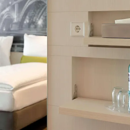 Super 8 By Wyndham Zollhafen מלון 3*