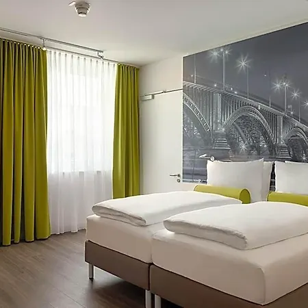 Super 8 By Wyndham Zollhafen מלון