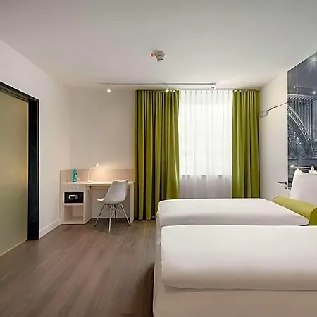 Super 8 By Wyndham Zollhafen מלון