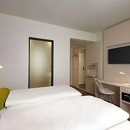 מלון Super 8 By Wyndham Zollhafen 3*