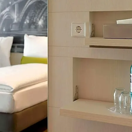 מלון Super 8 By Wyndham Zollhafen 3*
