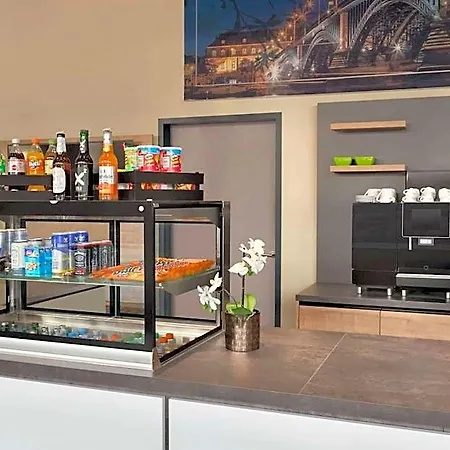 מלון Super 8 By Wyndham Zollhafen 3*