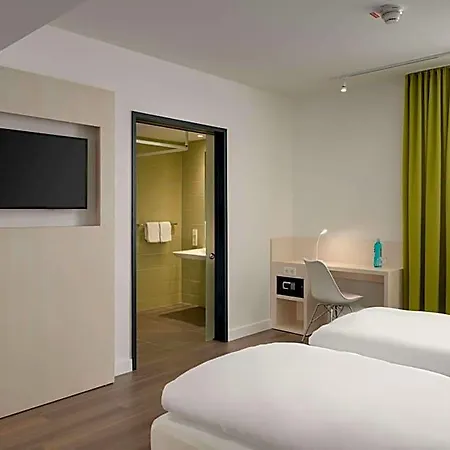מלון Super 8 By Wyndham Zollhafen 3*