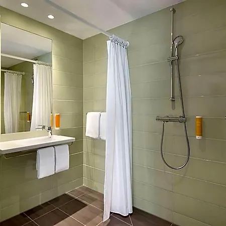 מלון Super 8 By Wyndham Zollhafen 3*