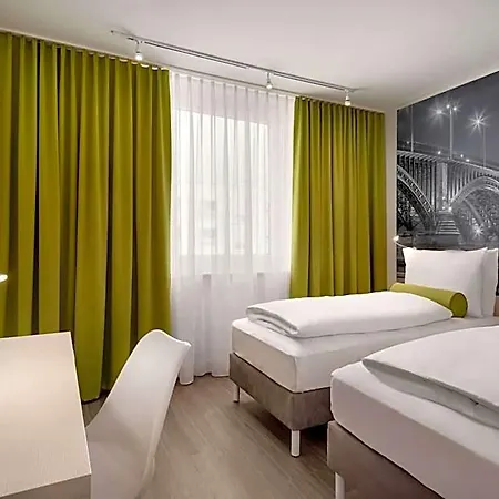 מלון Super 8 By Wyndham Zollhafen 3*