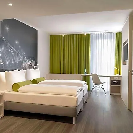מלון Super 8 By Wyndham Zollhafen 3*