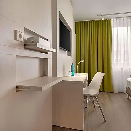 מלון Super 8 By Wyndham Zollhafen 3*