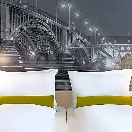Super 8 By Wyndham Zollhafen מלון 3*