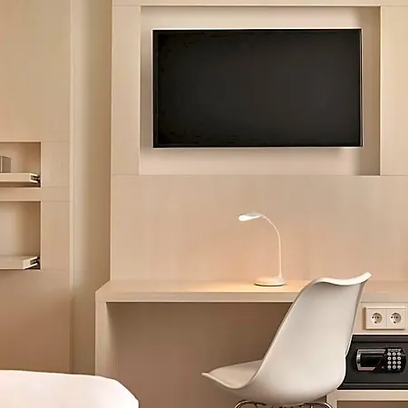 Super 8 By Wyndham Zollhafen Hotel